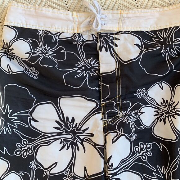 Iowa Swim Trunks Hawkeyes‎ black & white Hawaiian Print Board Shorts men’s large - Picture 3 of 8